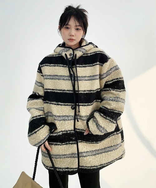 Dalfwin（ダールフィン）の「韓国ファッション ミドル丈ランダムボーダーボアコート（その他アウター・レディース・ブラック系・FREE）」の2枚目の写真