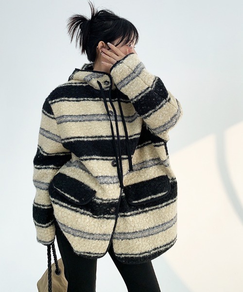 Dalfwin（ダールフィン）の「韓国ファッション ミドル丈ランダムボーダーボアコート（その他アウター・レディース・ブラック系・FREE）」の3枚目の写真