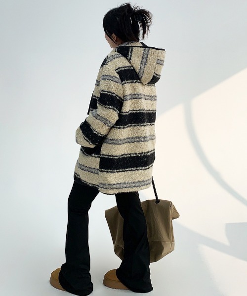 Dalfwin（ダールフィン）の「韓国ファッション ミドル丈ランダムボーダーボアコート（その他アウター・レディース・ブラック系・FREE）」の8枚目の写真