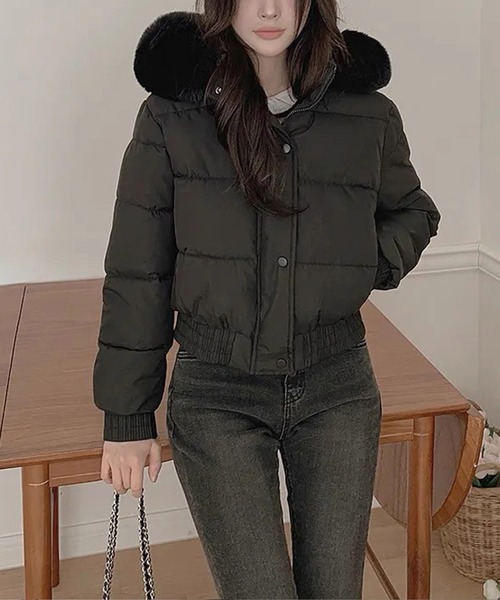 shopnikoniko(ショップニコニコ)の「フェイクファーフード付き ショート丈 中綿ジャケット(ブルゾン・レディース・ブラック/ホワイト・フリー)」の3枚目の写真