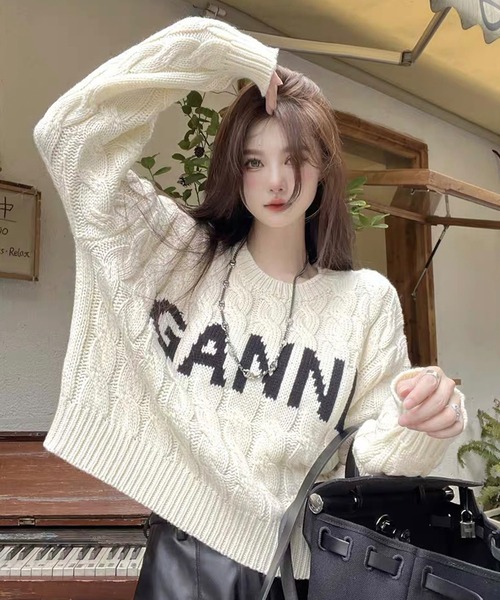 shopnikoniko(ショップニコニコ)の「フロントロゴ ショート丈 ケーブル編みニット(ニット/セーター・レディース・ホワイト/グレー/ベージュ・フリー)」の1枚目の写真