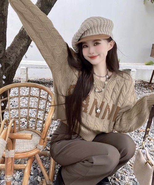shopnikoniko(ショップニコニコ)の「フロントロゴ ショート丈 ケーブル編みニット(ニット/セーター・レディース・ホワイト/グレー/ベージュ・フリー)」の5枚目の写真