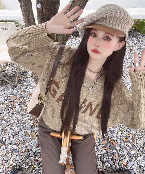shopnikoniko(ショップニコニコ)の「フロントロゴ ショート丈 ケーブル編みニット(ニット/セーター・レディース・ホワイト/グレー/ベージュ・フリー)」の4枚目の写真