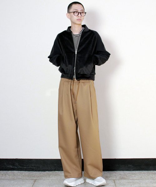 DEMARC(ドゥマーク)の「ワイドフィットツーピンタック無地パンツカーキベージュ(その他パンツ・メンズ・その他・MEDIUM/LARGE)」の1枚目の写真