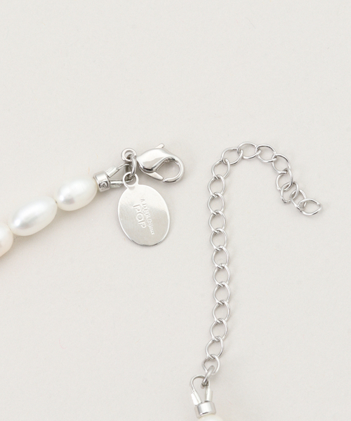 La TOTALITE（ラトータリテ）の「POP ADER.bijoux/ポップ アデルビジュー Juliette pearl necklace（ネックレス・レディース・ホワイト・FREE）」の4枚目の写真