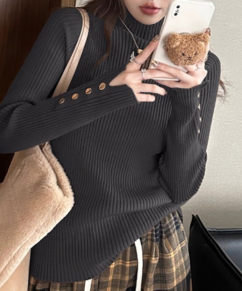 COCOMOMO(ココモモ)の「袖ボタンハイネックリブニット 金ボタン ニット ラグラン ハイネック 袖ボタン リブニット スリットスリーブ 長袖 レイヤードトップス(ニット/セーター・レディース・ダークグレー/ダークブラウン/ベージュ/ネイビー/アイボリー/ブラック/オレンジ・FREE)」の14枚目の写真