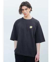 ACEI（アセイ）の「シャトードプリントオーバーサイズTシャツチャコール（Tシャツ/カットソー）」