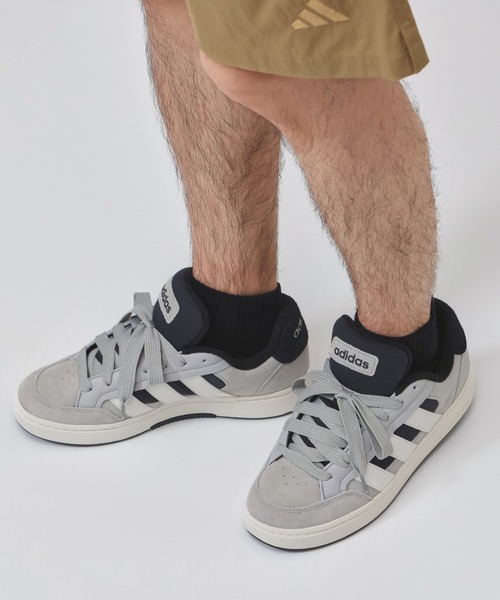 adidas(アディダス)の「【別注】アディダス adidas グランドコート アルファ 限定コラボ(スニーカー・メンズ・グレー・25.0cm/25.5cm/26.0cm/27.0cm/27.5cm/28.0cm/26.5cm)」の1枚目の写真