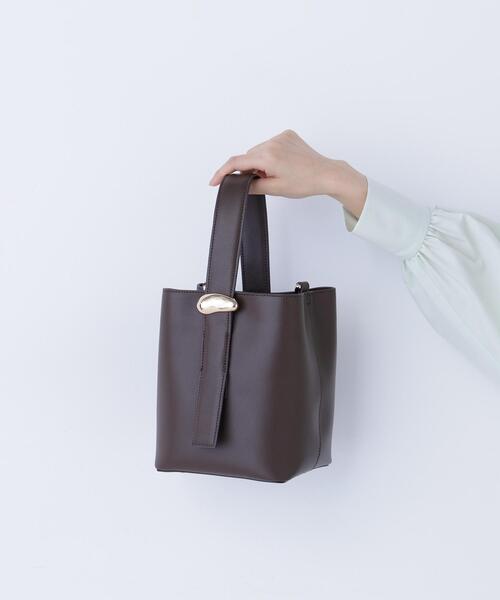 NATURAL BEAUTY BASIC(ナチュラルビューティーベーシック)の「◇メタルオーナメント2wayバケットバッグ(ショルダーバッグ・レディース・オフホワイト/ダークブラウン・フリ-)」の2枚目の写真