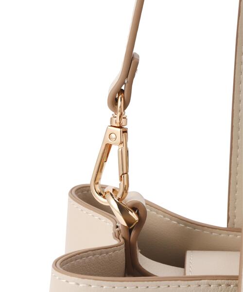 NATURAL BEAUTY BASIC(ナチュラルビューティーベーシック)の「◇メタルオーナメント2wayバケットバッグ(ショルダーバッグ・レディース・オフホワイト/ダークブラウン・フリ-)」の11枚目の写真