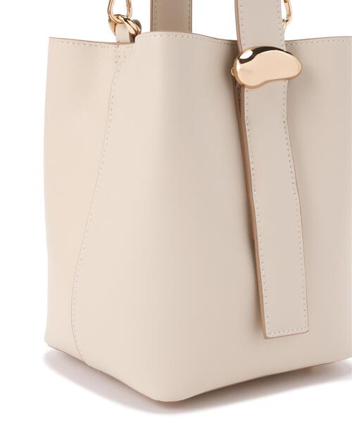 NATURAL BEAUTY BASIC(ナチュラルビューティーベーシック)の「◇メタルオーナメント2wayバケットバッグ(ショルダーバッグ・レディース・オフホワイト/ダークブラウン・フリ-)」の8枚目の写真