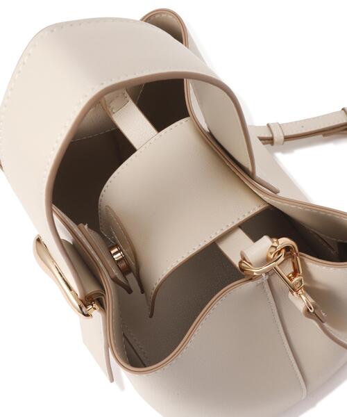 NATURAL BEAUTY BASIC(ナチュラルビューティーベーシック)の「◇メタルオーナメント2wayバケットバッグ(ショルダーバッグ・レディース・オフホワイト/ダークブラウン・フリ-)」の6枚目の写真