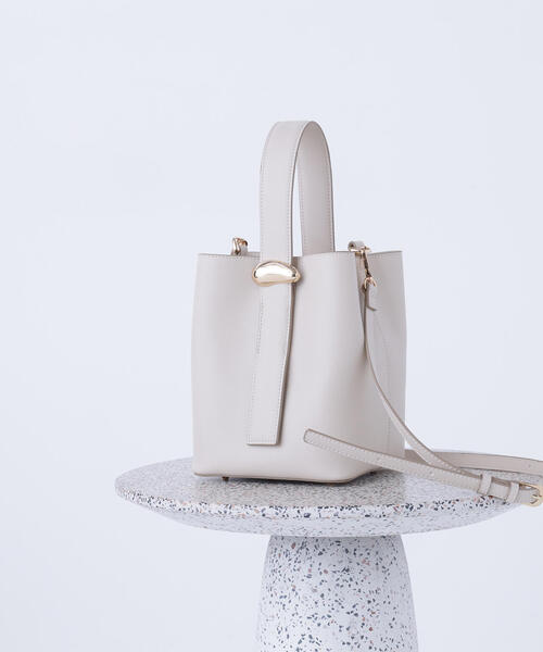 NATURAL BEAUTY BASIC(ナチュラルビューティーベーシック)の「◇メタルオーナメント2wayバケットバッグ(ショルダーバッグ・レディース・オフホワイト/ダークブラウン・フリ-)」の1枚目の写真