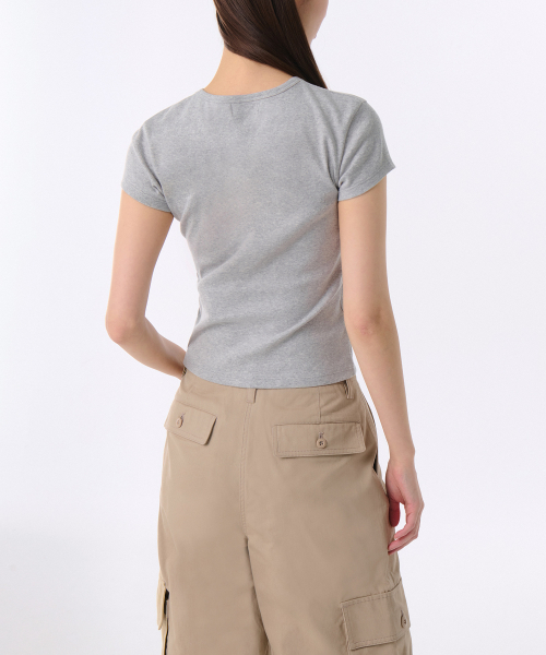 MUSINSA STANDARD WOMAN（ムシンサスタンダードウーマン）の「ウィメンズスリムクルーネックボタンTシャツ[メランジグレー]（Tシャツ/カットソー・レディース・その他・X-SMALL/LARGE/MEDIUM/SMALL/X-LARGE）」の2枚目の写真