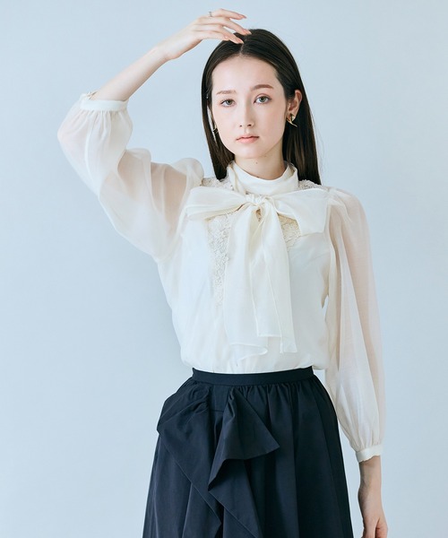 Audie a Muses(オーディアミューズ)の「フラワーレースリボンタイ付きブラウス(シャツ/ブラウス・レディース・ブラック/オフホワイト・42/38)」の1枚目の写真