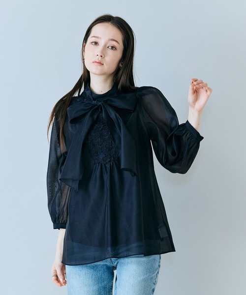 Audie a Muses(オーディアミューズ)の「フラワーレースリボンタイ付きブラウス(シャツ/ブラウス・レディース・ブラック/オフホワイト・42/38)」の2枚目の写真