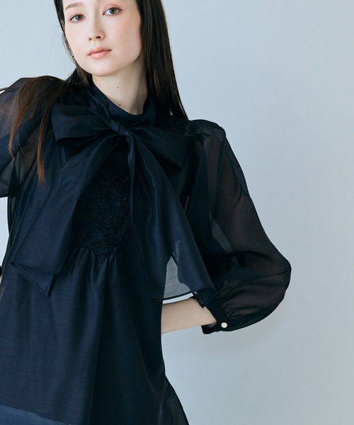 Audie a Muses(オーディアミューズ)の「フラワーレースリボンタイ付きブラウス(シャツ/ブラウス・レディース・ブラック/オフホワイト・42/38)」の3枚目の写真