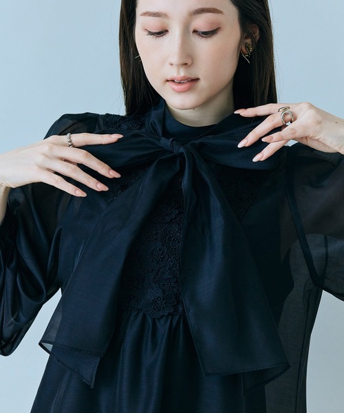 Audie a Muses(オーディアミューズ)の「フラワーレースリボンタイ付きブラウス(シャツ/ブラウス・レディース・ブラック/オフホワイト・42/38)」の4枚目の写真
