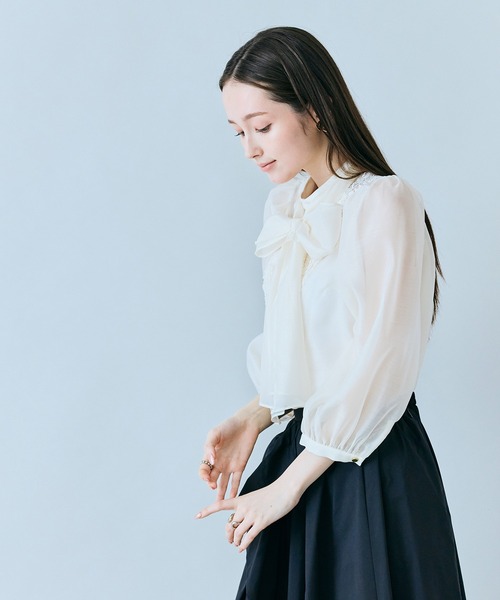 Audie a Muses(オーディアミューズ)の「フラワーレースリボンタイ付きブラウス(シャツ/ブラウス・レディース・ブラック/オフホワイト・42/38)」の21枚目の写真