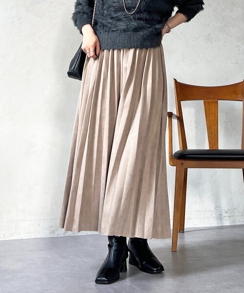 un dix cors（アンディコール）の「スエードプリーツスカート（スカート・レディース・チャコールグレー/アイボリー/ベージュ・FREE）」の3枚目の写真