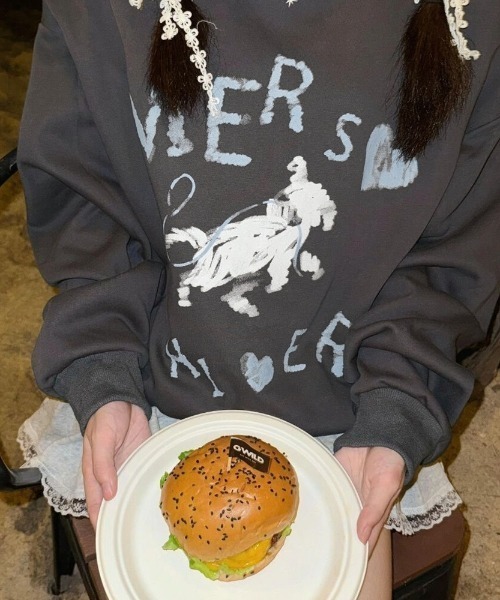 LAC-VERT（ラック・ヴェール）の「落書き風ドッグプルオーバー（スウェット・レディース・グレー/チャコールグレー・FREE）」の2枚目の写真