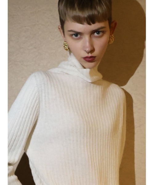 AMOMMA(アモマ)の「WOOL LAME RIB TURTLE KNIT(ニット/セーター・レディース・ピンク/アイボリー・FREE)」の2枚目の写真