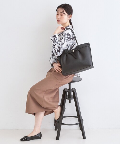 OPAQUE.CLIP(オペークドットクリップ)の「《通勤対応》ベルトデザイントートバッグ【軽量/A4対応】(トートバッグ・レディース・ブラック/ライトグレー/ダークブラウン・00)」の7枚目の写真