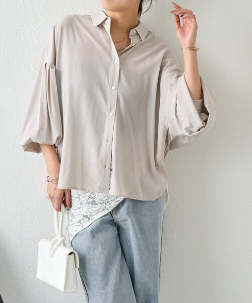 Jena espace merveilleux（ジェナ　エスパスメルヴェイユ）の「袖タックドルマンシャツ（シャツ/ブラウス・レディース・ベージュ/ネイビー/オフホワイト・FREE）」の2枚目の写真