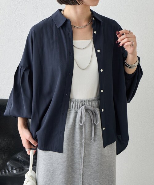 Jena espace merveilleux（ジェナ　エスパスメルヴェイユ）の「袖タックドルマンシャツ（シャツ/ブラウス・レディース・ベージュ/ネイビー/オフホワイト・FREE）」の3枚目の写真