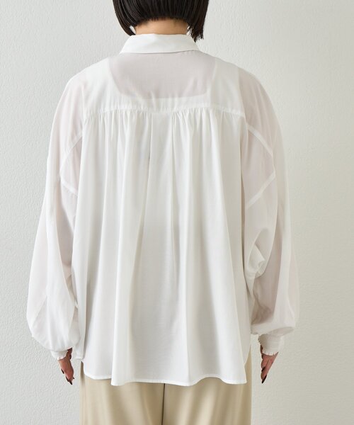 Jena espace merveilleux（ジェナ　エスパスメルヴェイユ）の「袖タックドルマンシャツ（シャツ/ブラウス・レディース・ベージュ/ネイビー/オフホワイト・FREE）」の12枚目の写真