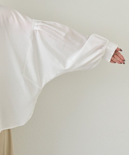 Jena espace merveilleux（ジェナ　エスパスメルヴェイユ）の「袖タックドルマンシャツ（シャツ/ブラウス・レディース・ベージュ/ネイビー/オフホワイト・FREE）」の6枚目の写真