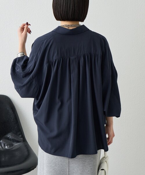 Jena espace merveilleux（ジェナ　エスパスメルヴェイユ）の「袖タックドルマンシャツ（シャツ/ブラウス・レディース・ベージュ/ネイビー/オフホワイト・FREE）」の22枚目の写真