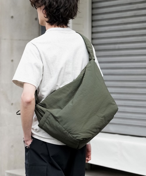 Rocky Monroe(ロッキーモンロー)の「ナイロンギャザーショルダーバッグ/斜め掛け/肩掛け(ショルダーバッグ・メンズ・ブラック/カーキ/グレー/チャコール/ネイビー・FREE)」の4枚目の写真