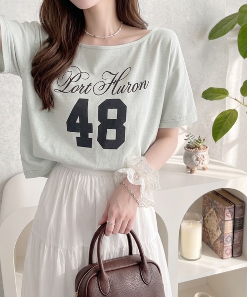 Ada.(エイダ)の「【ヴィンテージライク】綿100% ピグメント加工 カレッジ ロゴ ショート丈 オフショル Tシャツ(Tシャツ/カットソー・レディース・アイボリー/グレー/チャコール・FREE)」の2枚目の写真