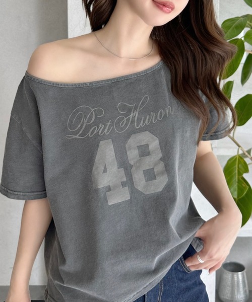 Ada.(エイダ)の「【ヴィンテージライク】綿100% ピグメント加工 カレッジ ロゴ ショート丈 オフショル Tシャツ(Tシャツ/カットソー・レディース・アイボリー/グレー/チャコール・FREE)」の3枚目の写真