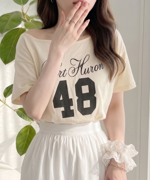 Ada.(エイダ)の「【ヴィンテージライク】綿100% ピグメント加工 カレッジ ロゴ ショート丈 オフショル Tシャツ(Tシャツ/カットソー・レディース・アイボリー/グレー/チャコール・FREE)」の1枚目の写真