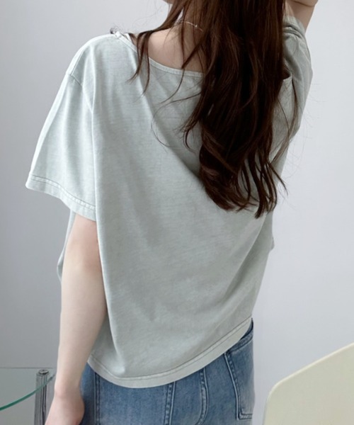 Ada.(エイダ)の「【ヴィンテージライク】綿100% ピグメント加工 カレッジ ロゴ ショート丈 オフショル Tシャツ(Tシャツ/カットソー・レディース・アイボリー/グレー/チャコール・FREE)」の13枚目の写真