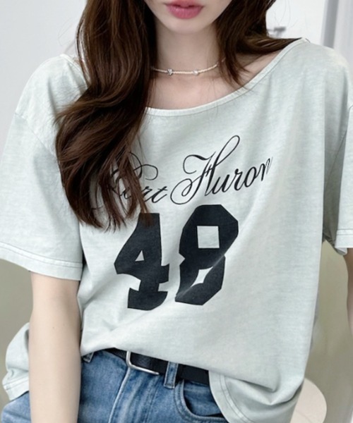 Ada.(エイダ)の「【ヴィンテージライク】綿100% ピグメント加工 カレッジ ロゴ ショート丈 オフショル Tシャツ(Tシャツ/カットソー・レディース・アイボリー/グレー/チャコール・FREE)」の11枚目の写真