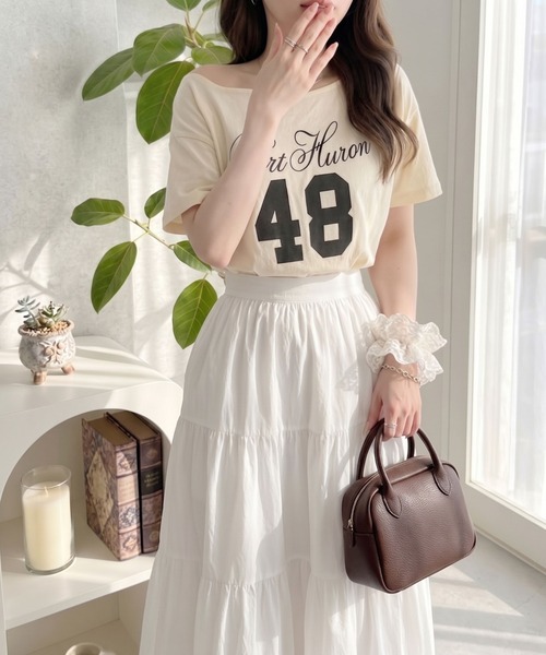 Ada.(エイダ)の「【ヴィンテージライク】綿100% ピグメント加工 カレッジ ロゴ ショート丈 オフショル Tシャツ(Tシャツ/カットソー・レディース・アイボリー/グレー/チャコール・FREE)」の7枚目の写真