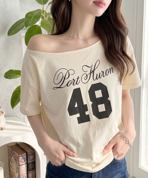 Ada.(エイダ)の「【ヴィンテージライク】綿100% ピグメント加工 カレッジ ロゴ ショート丈 オフショル Tシャツ(Tシャツ/カットソー・レディース・アイボリー/グレー/チャコール・FREE)」の6枚目の写真