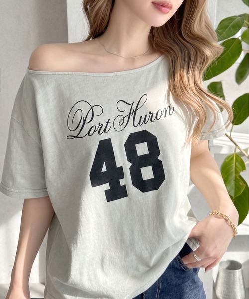 Ada.(エイダ)の「【ヴィンテージライク】綿100% ピグメント加工 カレッジ ロゴ ショート丈 オフショル Tシャツ(Tシャツ/カットソー・レディース・アイボリー/グレー/チャコール・FREE)」の10枚目の写真
