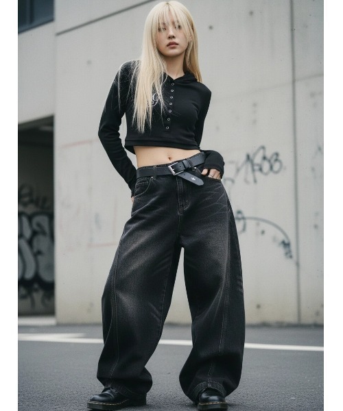 .KOM(ドットコム)の「A'GEM/9 × .kom 『.KOM/ドットケーオーエム』ヘンリー クロップ フードロングスリーブ(Tシャツ/カットソー・レディース・ブラック/グレー/チャコール・FREE)」の3枚目の写真