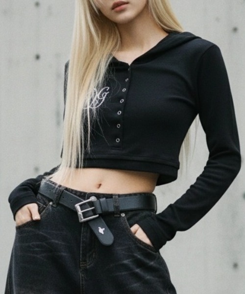 .KOM(ドットコム)の「A'GEM/9 × .kom 『.KOM/ドットケーオーエム』ヘンリー クロップ フードロングスリーブ(Tシャツ/カットソー・レディース・ブラック/グレー/チャコール・FREE)」の1枚目の写真