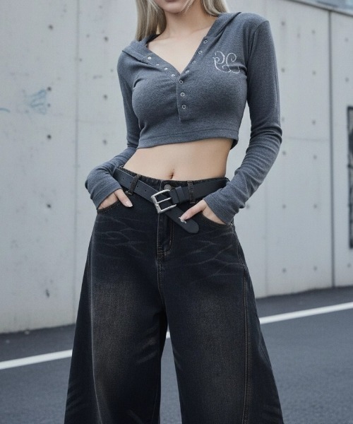 .KOM(ドットコム)の「A'GEM/9 × .kom 『.KOM/ドットケーオーエム』ヘンリー クロップ フードロングスリーブ(Tシャツ/カットソー・レディース・ブラック/グレー/チャコール・FREE)」の8枚目の写真