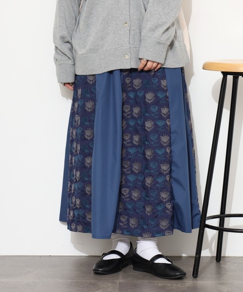 Emago(イマゴ)の「EMAGO 2色北欧花刺繍スカート(スカート・レディース・ネイビー/グレー・FREE)」の2枚目の写真