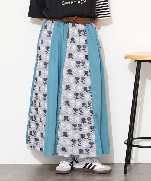 Emago(イマゴ)の「EMAGO 2色北欧花刺繍スカート(スカート・レディース・ネイビー/グレー・FREE)」の4枚目の写真