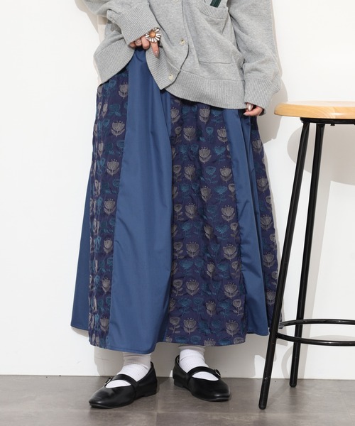 Emago(イマゴ)の「EMAGO 2色北欧花刺繍スカート(スカート・レディース・ネイビー/グレー・FREE)」の11枚目の写真