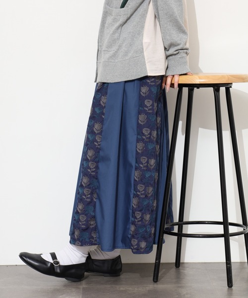 Emago(イマゴ)の「EMAGO 2色北欧花刺繍スカート(スカート・レディース・ネイビー/グレー・FREE)」の13枚目の写真