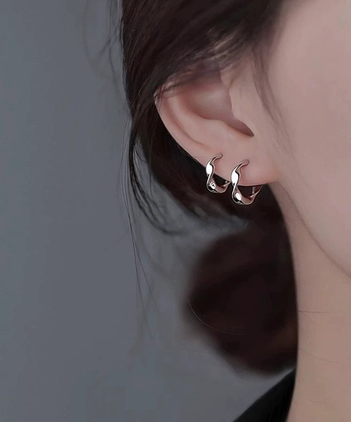 by LEGNA(バイレグナ)の「ツイストデザインフープピアススリムタイプ(ピアス(両耳用)・レディース・シルバー/ピンクゴールド/ゴールド・FREE)」の2枚目の写真