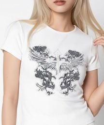 .KOM | A'GEM/9 × .kom 『.KOM/ドットケーオーエム』ウィングクロスグラフィックコンパクトTシャツ(Tシャツ/カットソー)